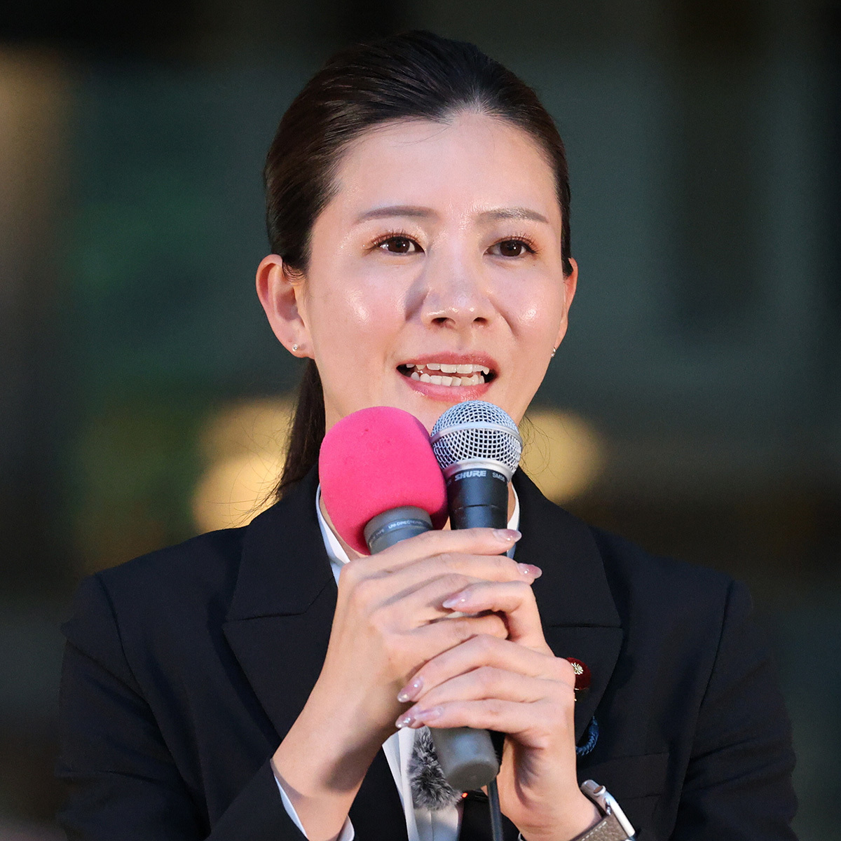 参政党の神谷宗幣代表が選択的夫婦別姓について見解を述べる様子。