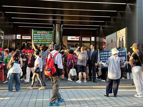 済州島の新羅免税店前に集まる中国人団体観光客。韓国観光における中国依存の現状を示す