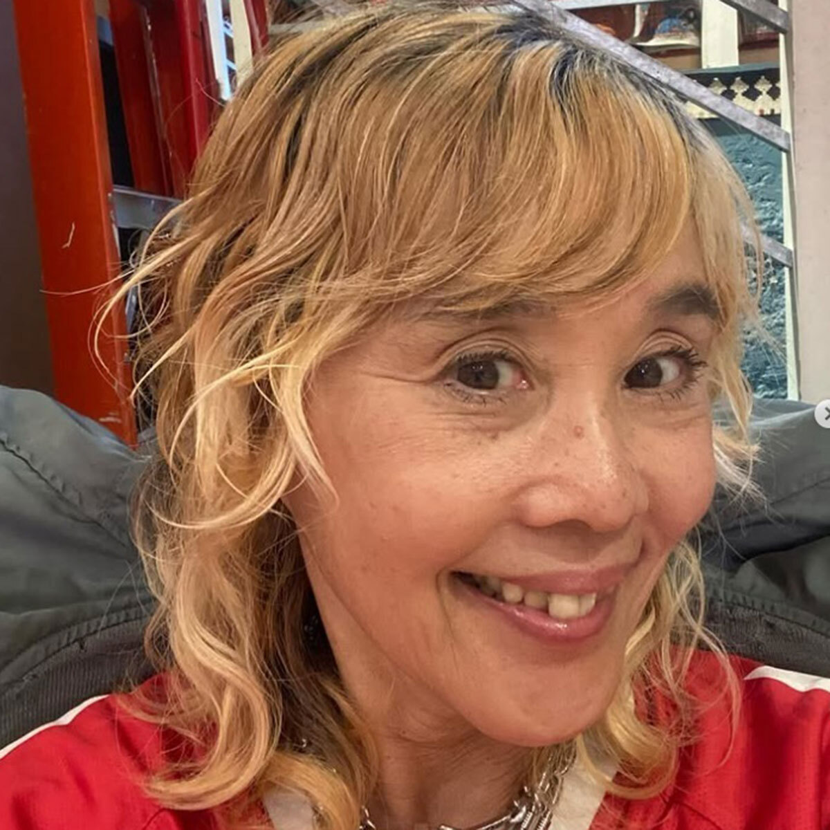 野沢直子さんの最新ポートレート。彼女の多才なキャリアと再婚報道を象徴する一枚。