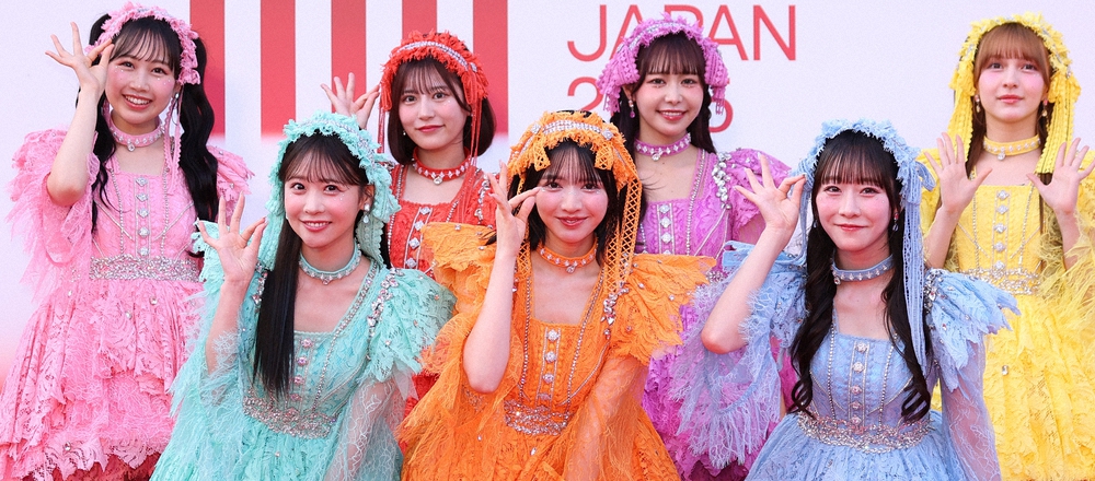 人気アイドルグループFRUITS ZIPPERがステージでパフォーマンスを行う様子