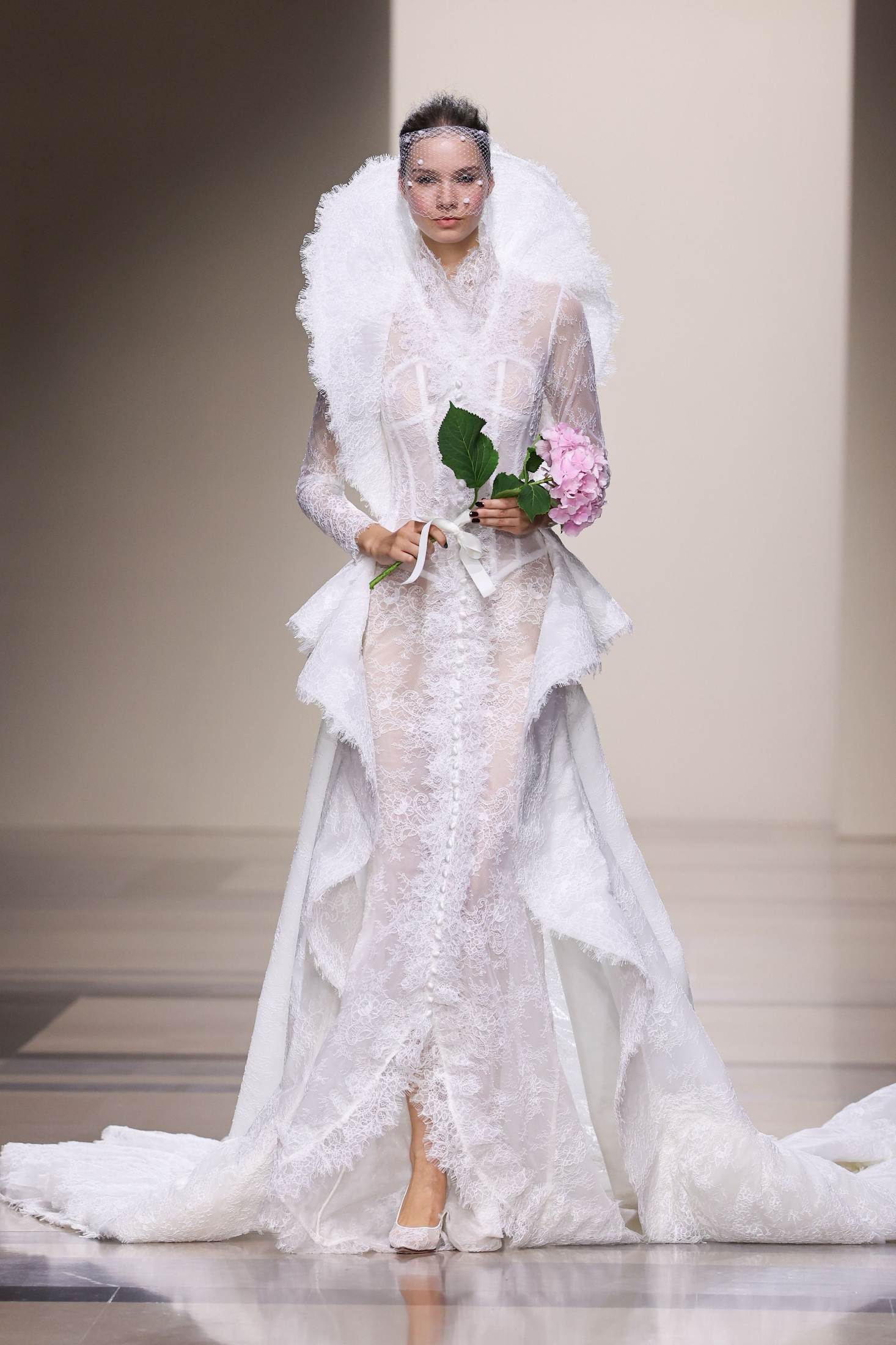 【フランスレース】オートクチュール　ウエディングドレス model-walks-the-runway-during-