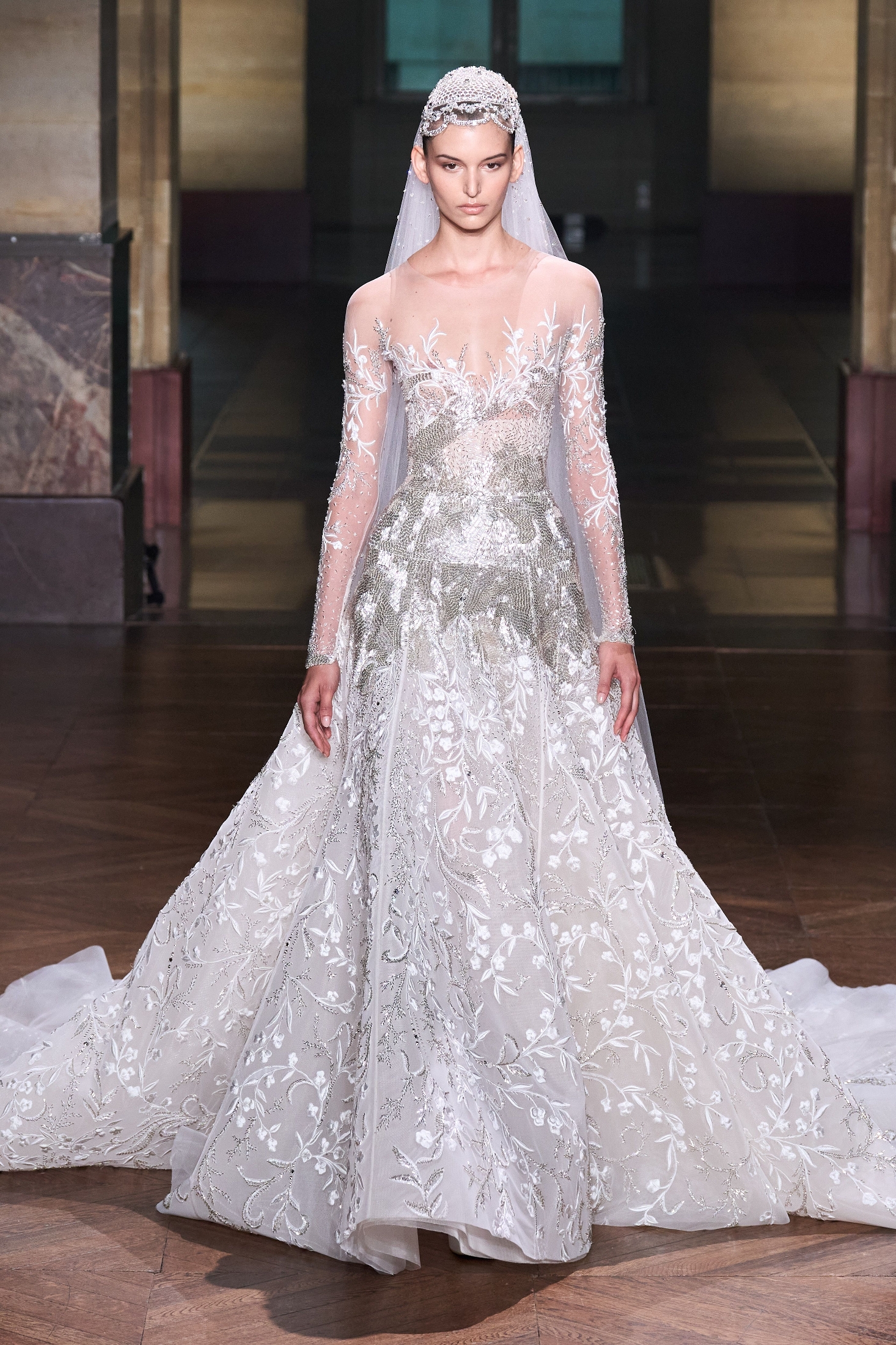 【フランスレース】オートクチュール　ウエディングドレス model-walks-the-runway-during-
