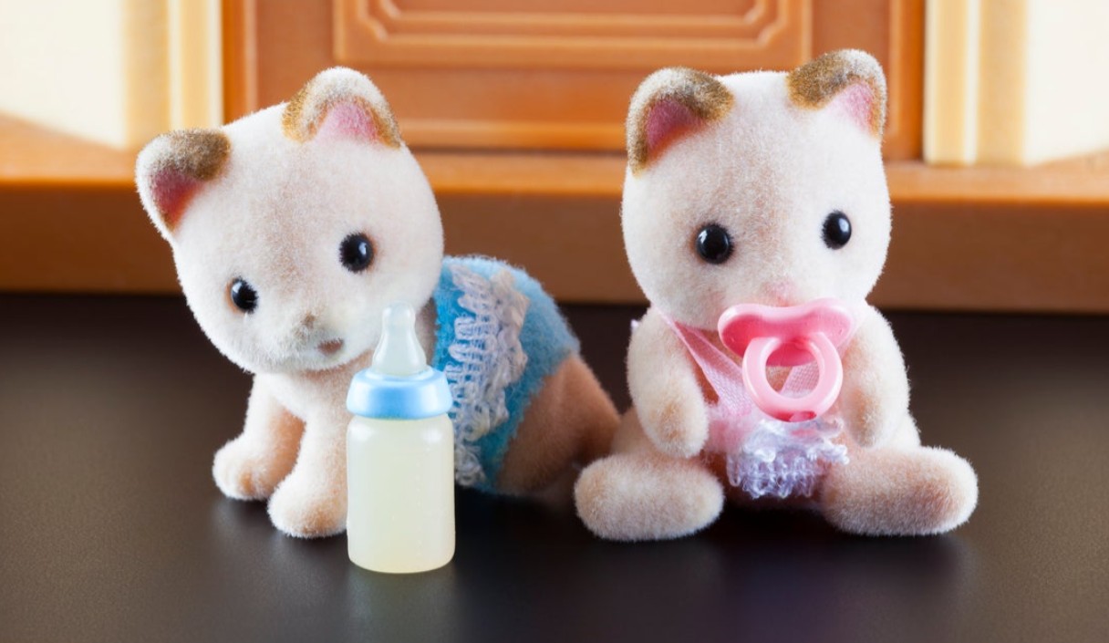 シルバニアファミリーの人形たちがスキャンダラスなシーンを演じる「Sylvanian Drama」の様子。著作権訴訟の中心。
