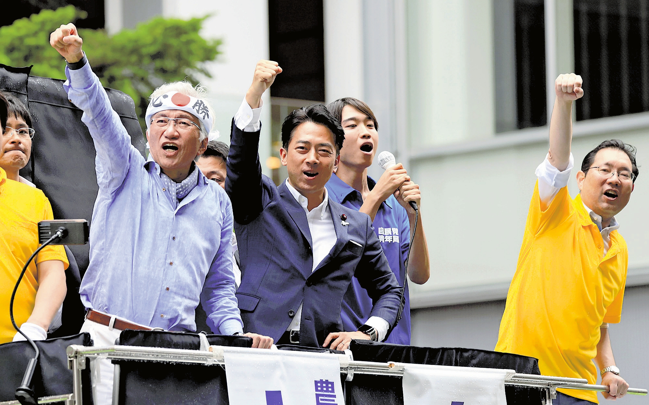 参院選25京都選挙区で街頭演説を行う自民党の西田昌司候補と応援に駆けつけた小泉進次郎農相
