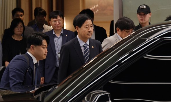 米韓通商協議の突然の延期を受け、仁川国際空港を後にする韓国のク・ユンチョル副首相兼企画財政部長官。