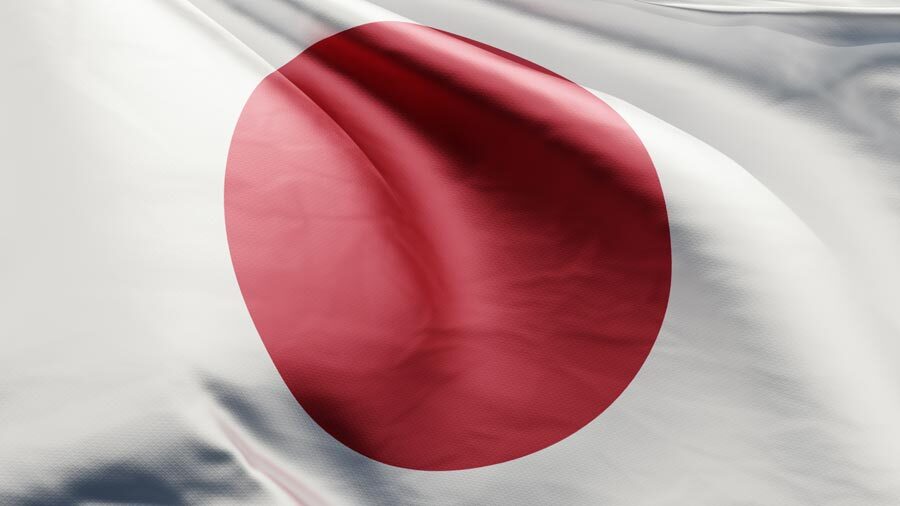 日本上空に広がる巨大なかなとこ雲。積乱雲の頂上が平らに広がり、不穏な空模様を示している。
