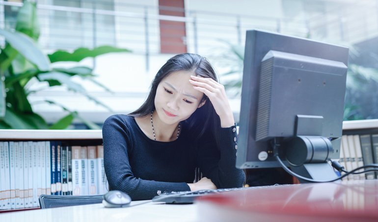 仕事や生活で「損をしている」と感じる独身者の姿