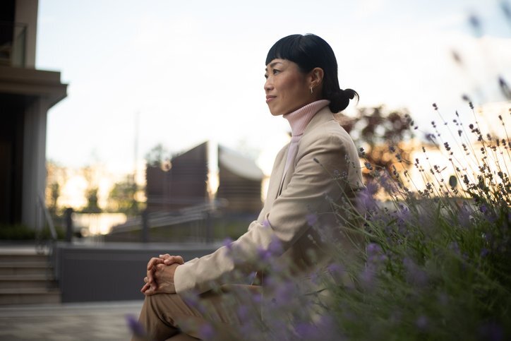 日本の社会に残る「結婚したら一人前」という固定観念と、それによって未婚者が感じる社会的圧力のイメージ