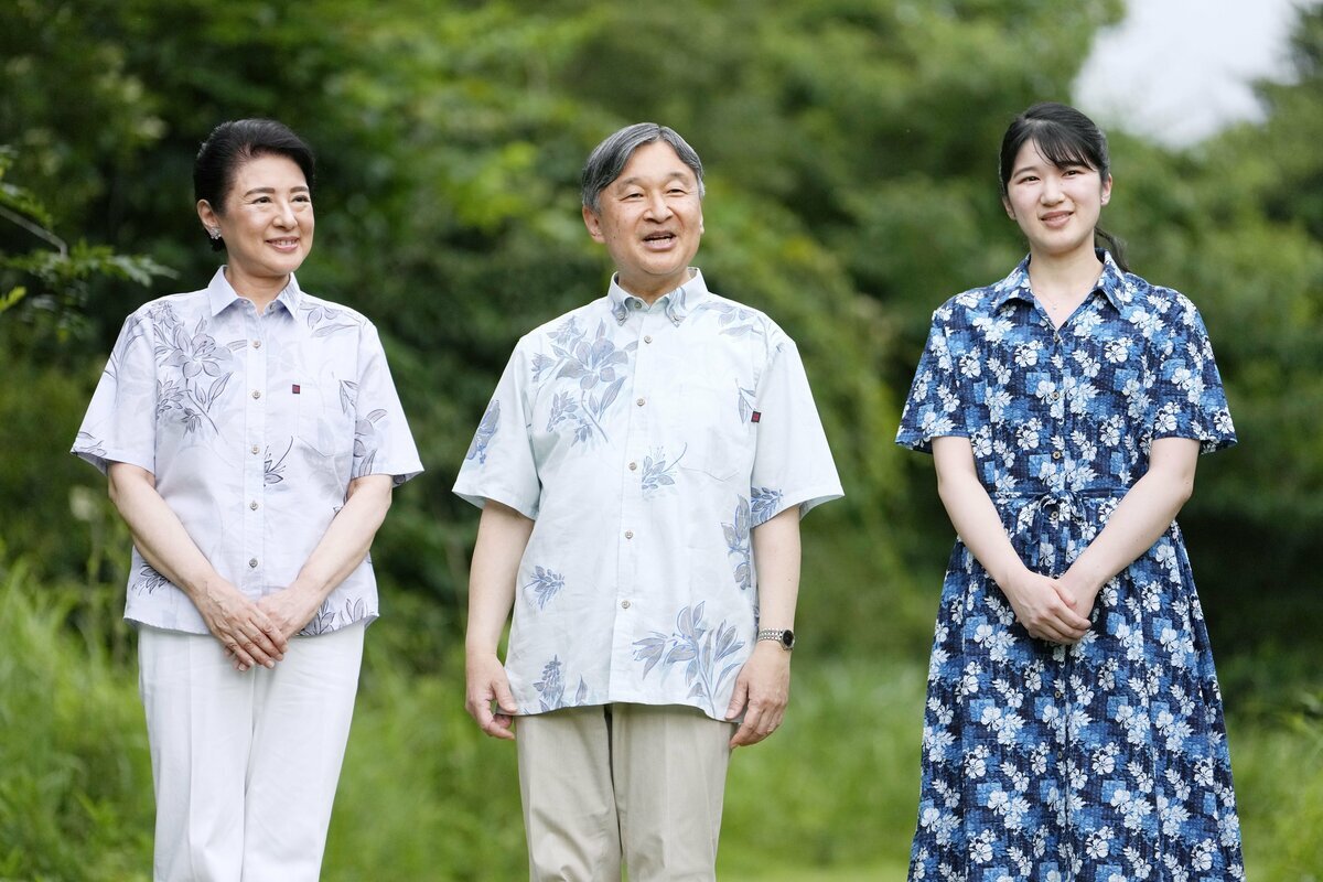 那須御用邸をかりゆしウェアで散策される天皇皇后両陛下と愛子さま。
