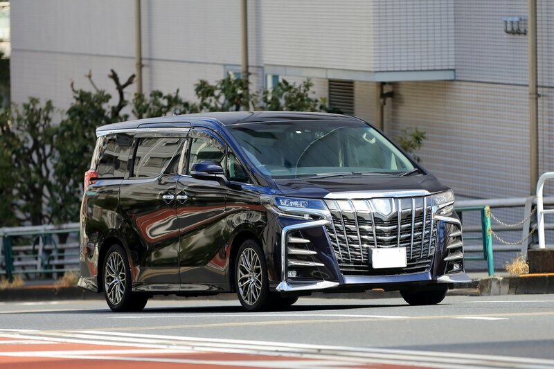 残クレで購入したトヨタ・アルファードに乗るファミリー層のイメージ