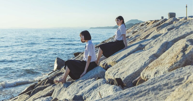 大学受験の合否発表を確認し、将来の選択を考える学生の様子