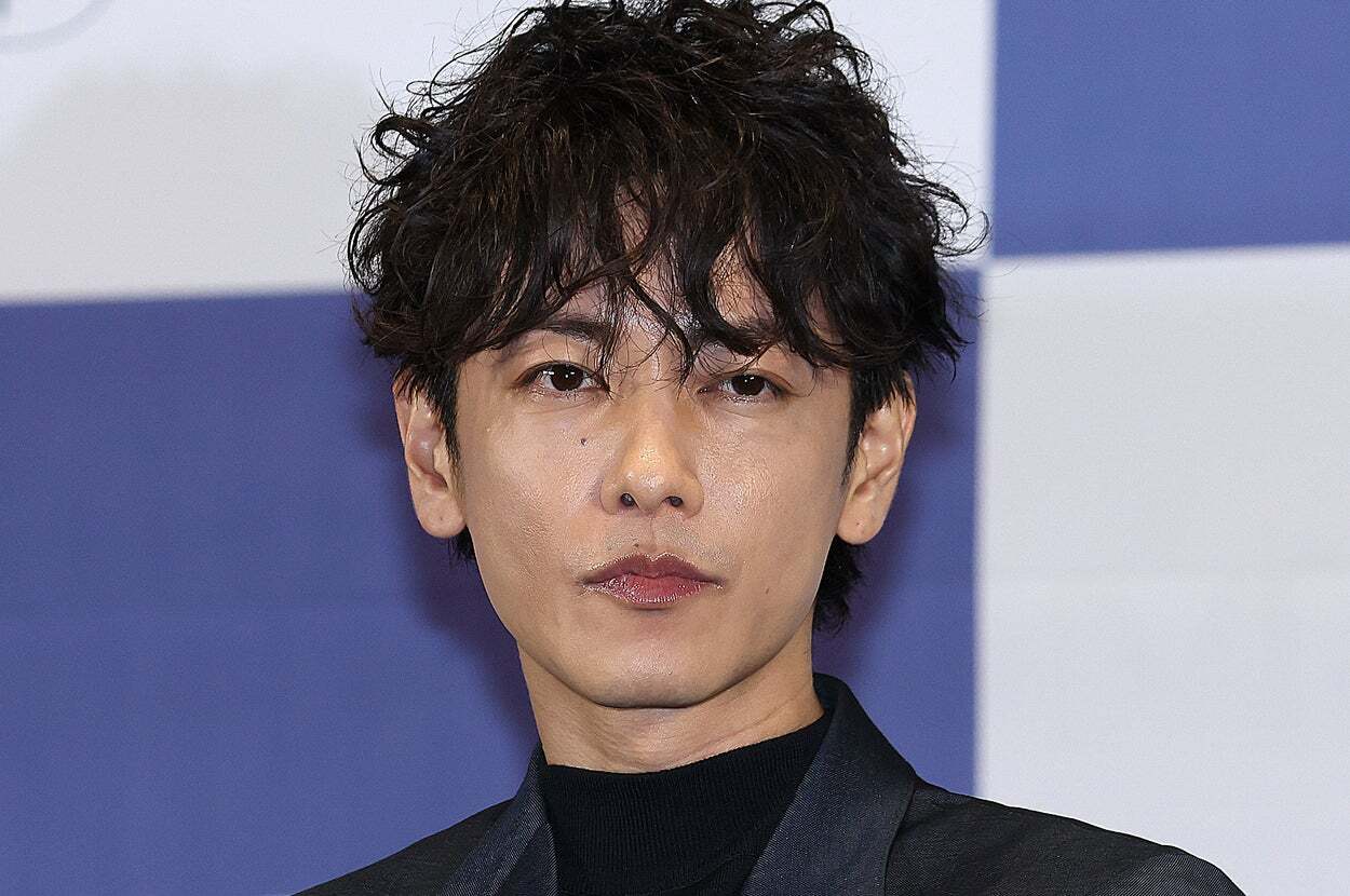 雪が舞う中で抱きしめ合う佐藤健と小芝風花、ドラマ「私の夫と結婚して」最終回のハグショット