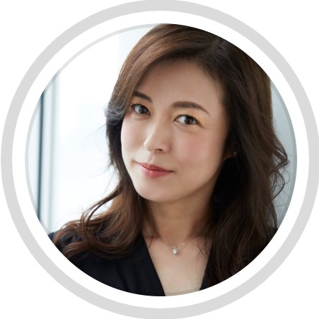 55歳女優色気ムンムン　大人セクシーなキャミソール姿に「メロメロです」「いつまでもお若い」