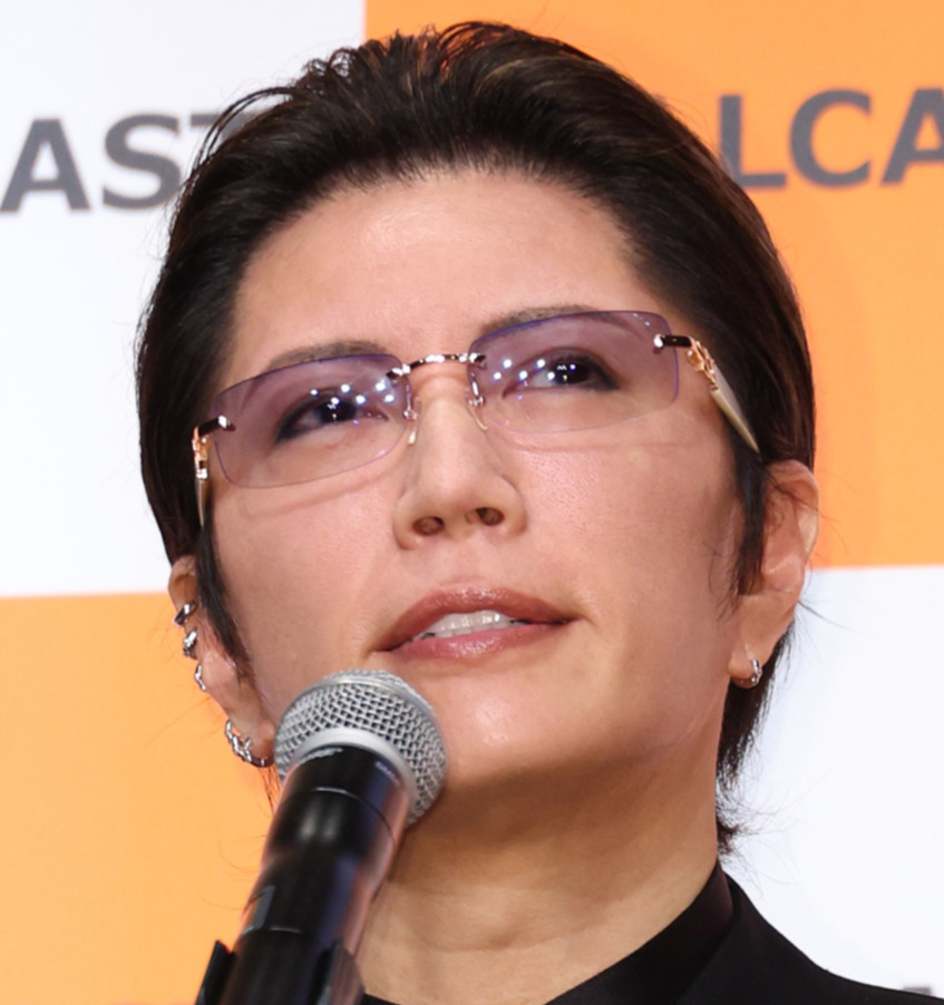 GACKTが自身のSNSで、TUBE前田亘輝から贈られた米の袋を手に笑いながらコメントする様子。