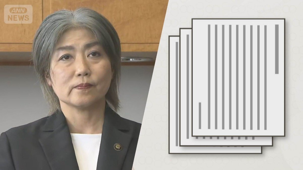 伊東市長・田久保真紀氏が自身の学歴疑惑に関する文書を確認する様子