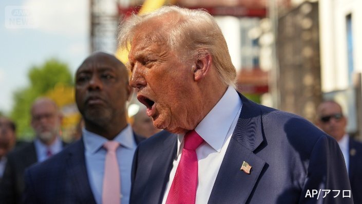 アメリカの政治とメディアを巡るニュース報道のイメージ。CBSとトランプ大統領の間に過去の因縁が報じられている。