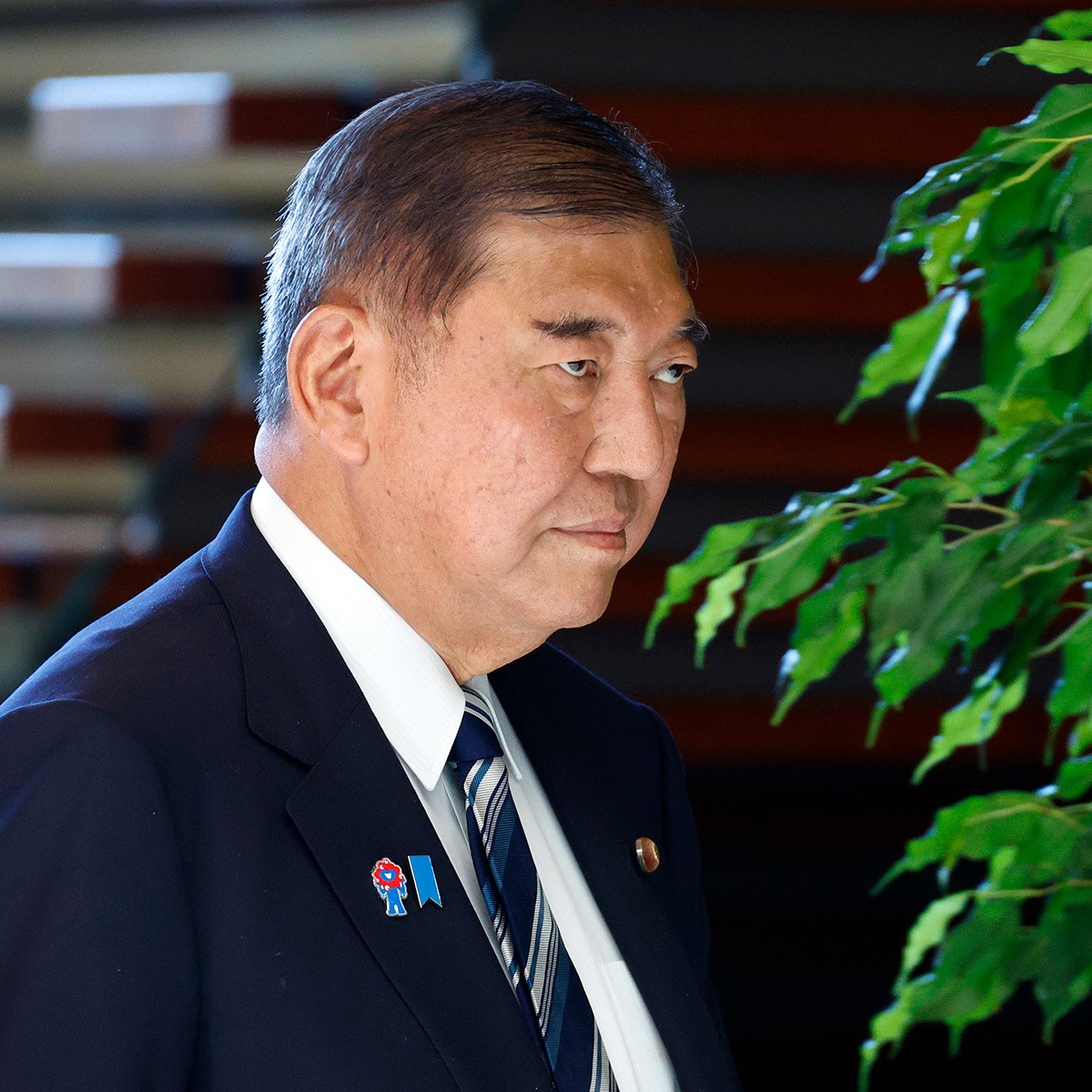 石破茂首相の肖像写真。支持率低迷と退陣要求が噴出する厳しい政治状況に直面している様子を示す。