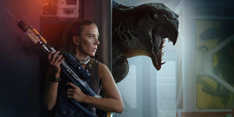スカーレット・ヨハンソン主演『ジュラシック・ワールド/復活の大地』のシーン。彼女が歴代興行収入トップ俳優となった要因の一つであるヒット作。