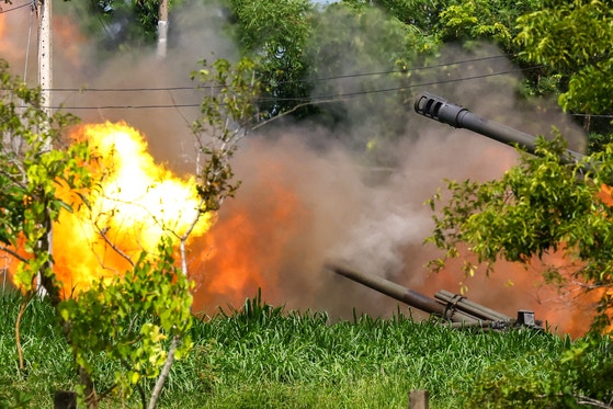 タイ軍砲兵隊がカンボジア国境地帯へ砲撃を行う様子。国境紛争の激化を示す軍事行動。