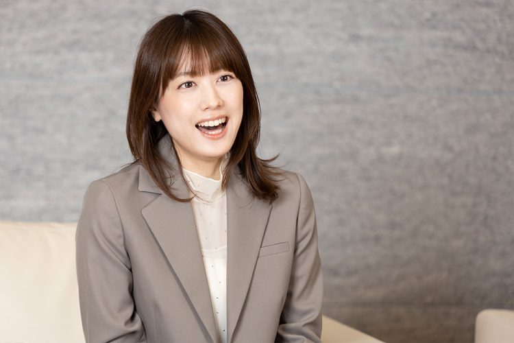 福田沙紀さんが自身の監督経験について語る姿。女優業から演出家へとキャリアを広げ、新たな挑戦を楽しむ様子がうかがえる。