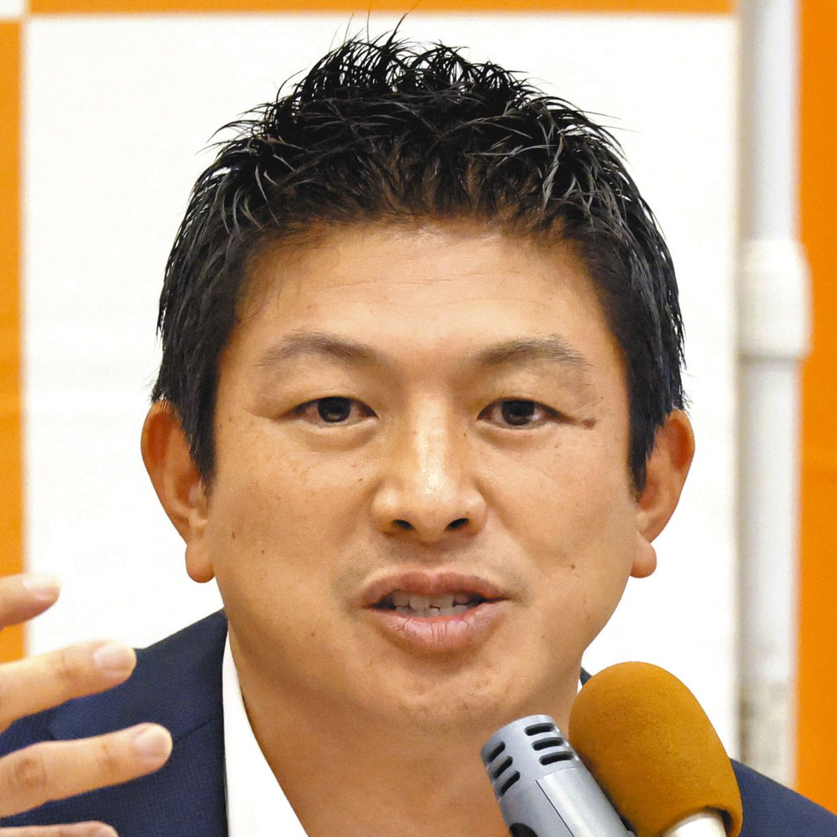 参政党の神谷宗幣代表がABCテレビの番組に出演し、発言について説明する様子。