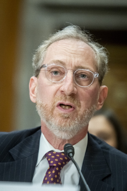 マイケル・シファー元国際開発局長官補の肖像。日米同盟の将来とインド太平洋地域の安全保障に関する議論の文脈で、彼の専門性と提言の重要性を示す。
