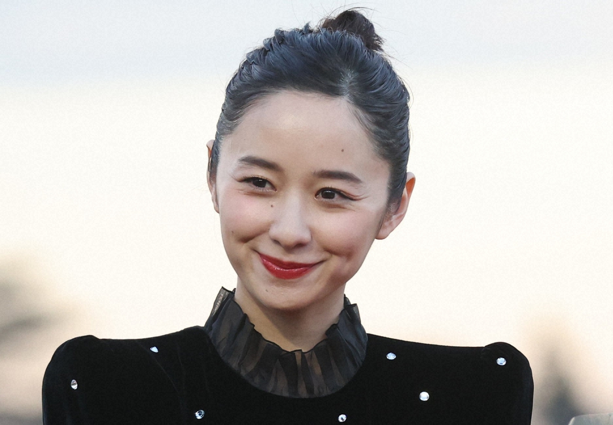 女優・堀田真由の魅力的な笑顔。人気グループメンバーとの高校同級生秘話を明かす。