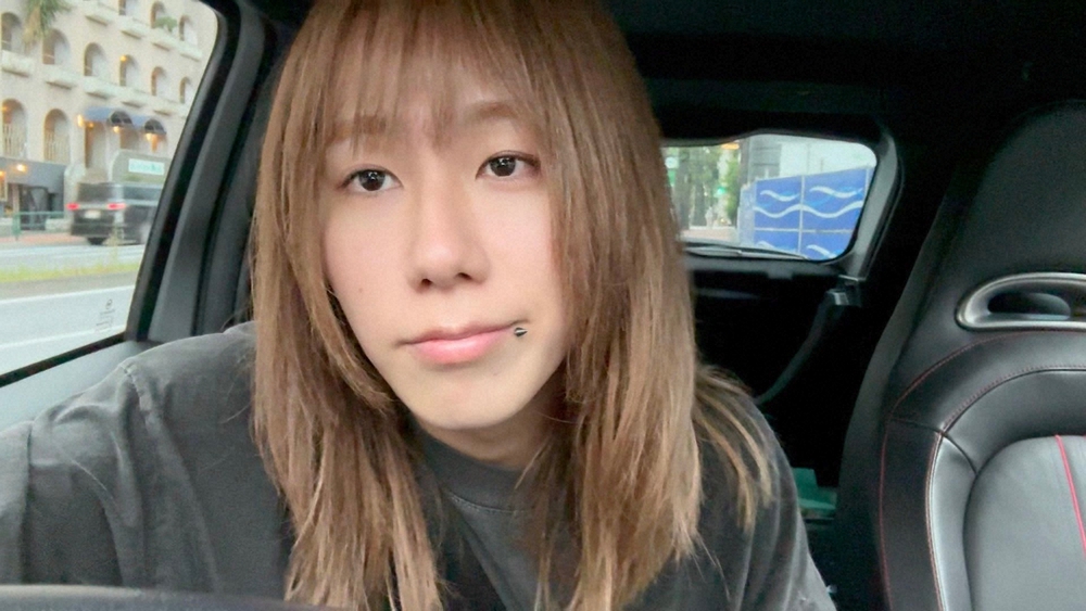 岸谷蘭丸氏がX（旧Twitter）で自身の幼少期の若年性リウマチとの闘いを語る様子