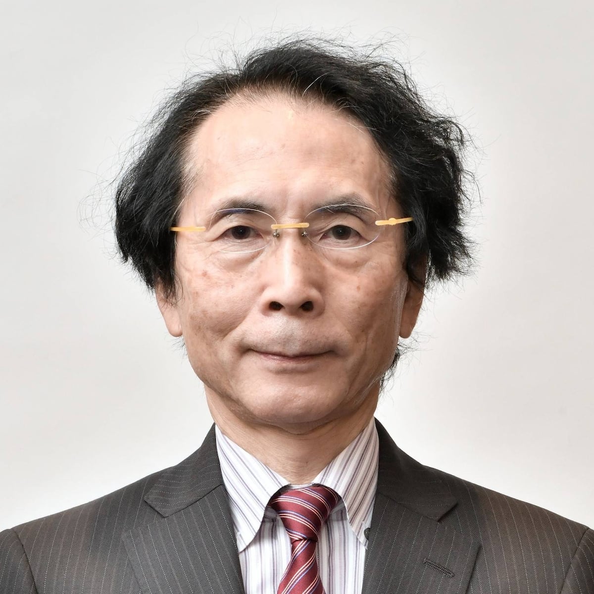 台湾政治の専門家、清華大学栄誉講座教授の小笠原欣幸氏が、国民党立法委員に対するリコール投票結果を分析する様子。