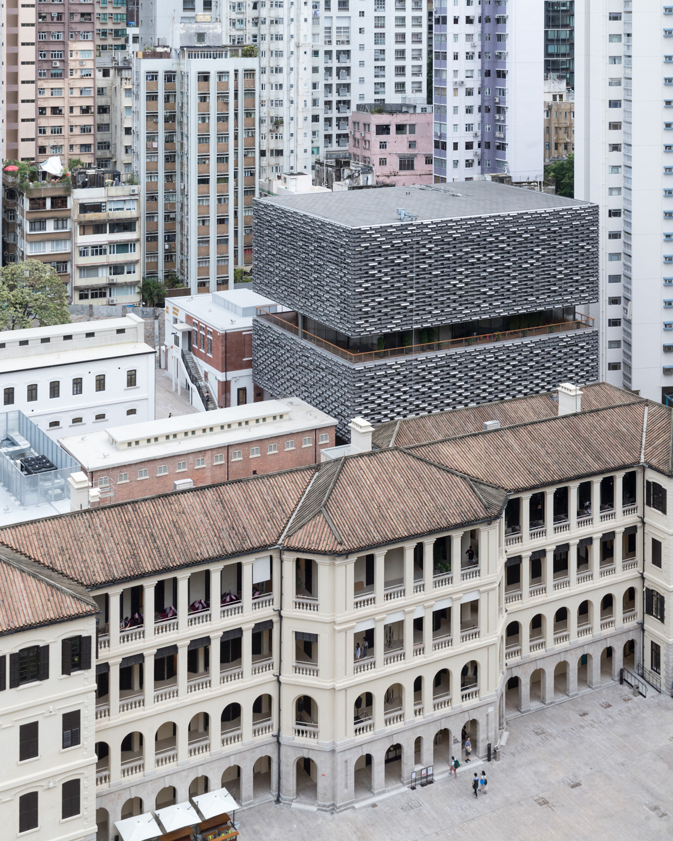 ヘルツォーク＆ド・ムーロンの建築と歴史的建造物が絡み合う