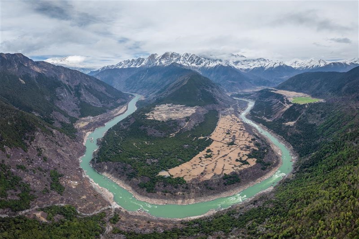 チベット自治区を流れるヤルンツァンポ川の雄大な景色、中国が巨大ダム建設に着手