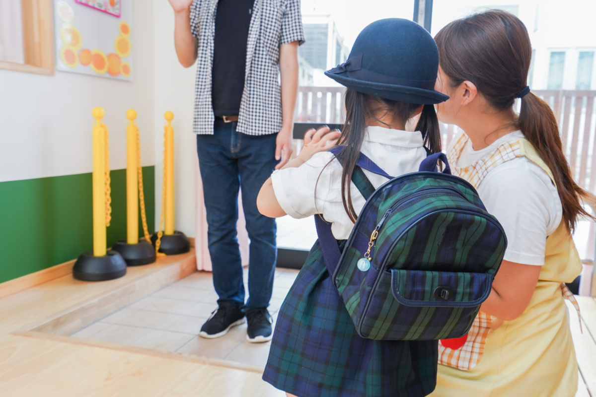子どもの教育費について考える保護者のイメージ。日本の私立教育費の負担、家計への影響、そして学費以外の費用について懸念する様子を表しています。