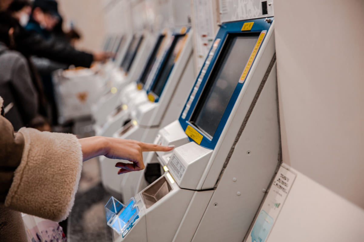 電車運賃の支払いでICカードと切符のどちらがお得か比較する様子