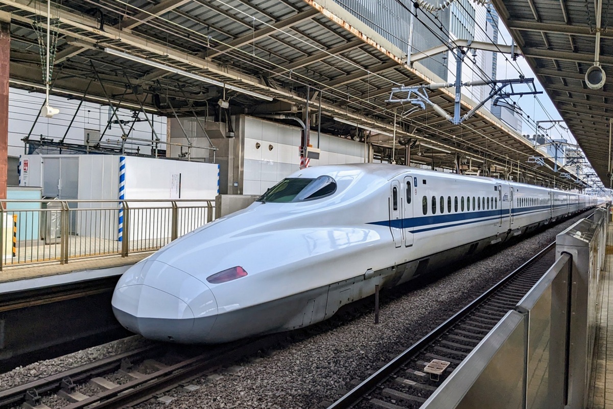 お盆の帰省ラッシュ、駅のホームで発車を待つ東海道・山陽新幹線。高額になりがちな新幹線代とお盆の交通費比較の様子