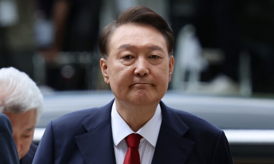 尹錫悦前大統領がソウル中央地方裁判所へ移動する様子。非常戒厳による損害賠償訴訟で責任を問われる前大統領の姿。