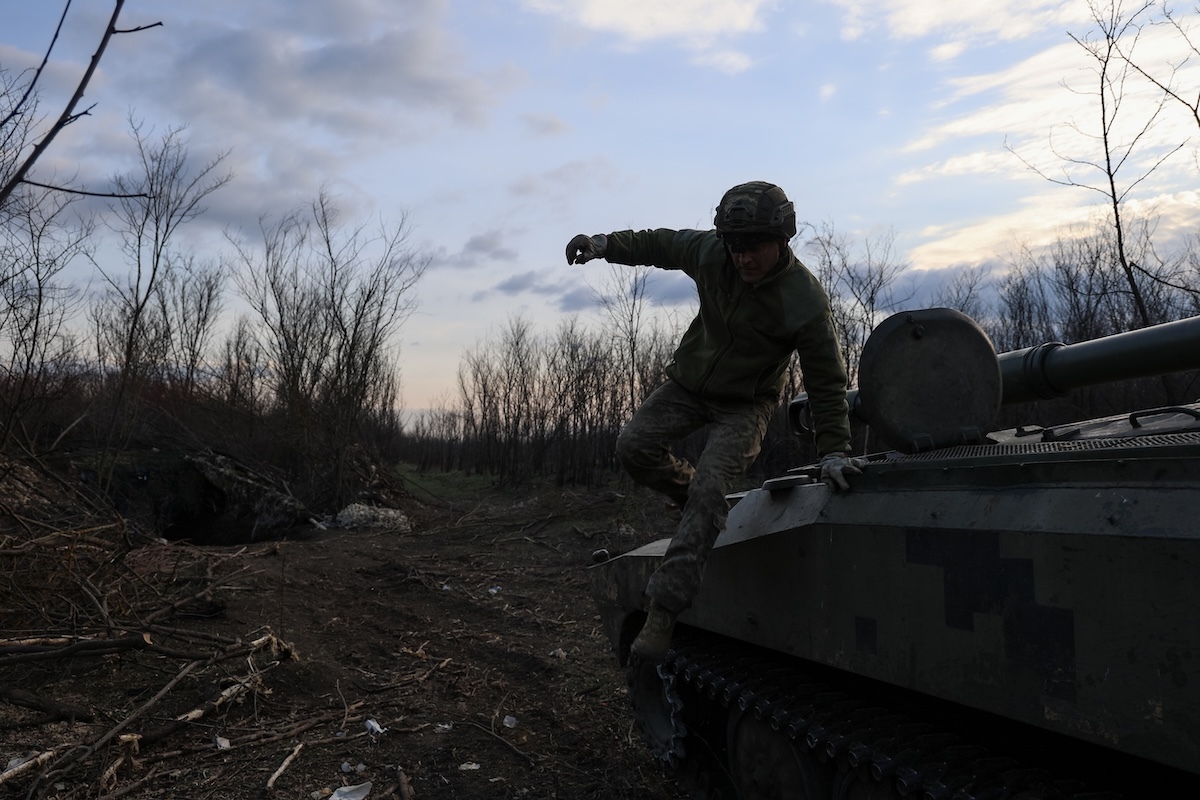 ヘルソン州ドニプロ川右岸からロシア軍部隊に砲撃を行うウクライナ海兵隊。ロシア軍の渡河作戦の困難さを物語る光景。