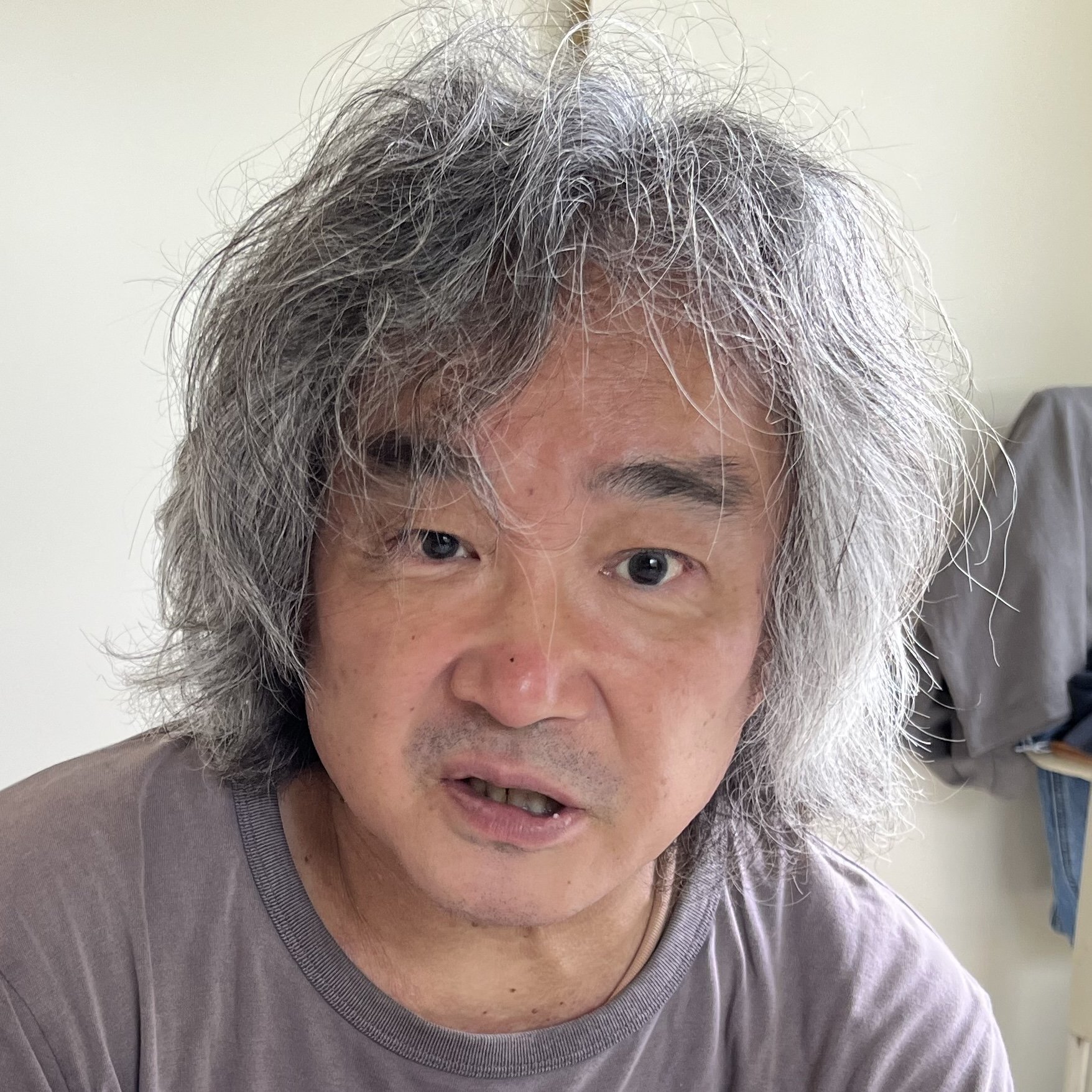 ひきこもりを経験し、その半生を語る佐野靖彦さん（63歳）の姿