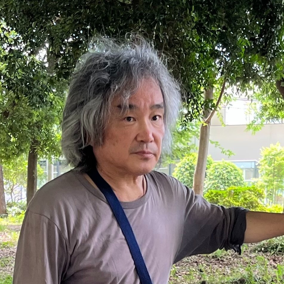 長年のひきこもりを経験した佐野靖彦さん（63）が、自らの「生きづらさ」の根源と向き合い、回復のきっかけとなる言葉に出会った瞬間を示唆するイメージ。