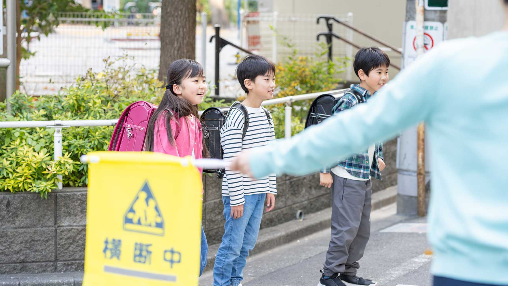 日本の学校教育現場で多忙を極める教師の姿。働き方改革の推進にもかかわらず、その負担は増大している現状を示す