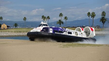 大分空港と市内を結ぶ新ホーバークラフト「Baien」の砂浜着陸訓練風景