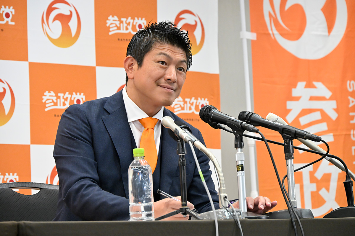 参政党代表の神谷宗幣氏が演説中に支持者を見つめる様子