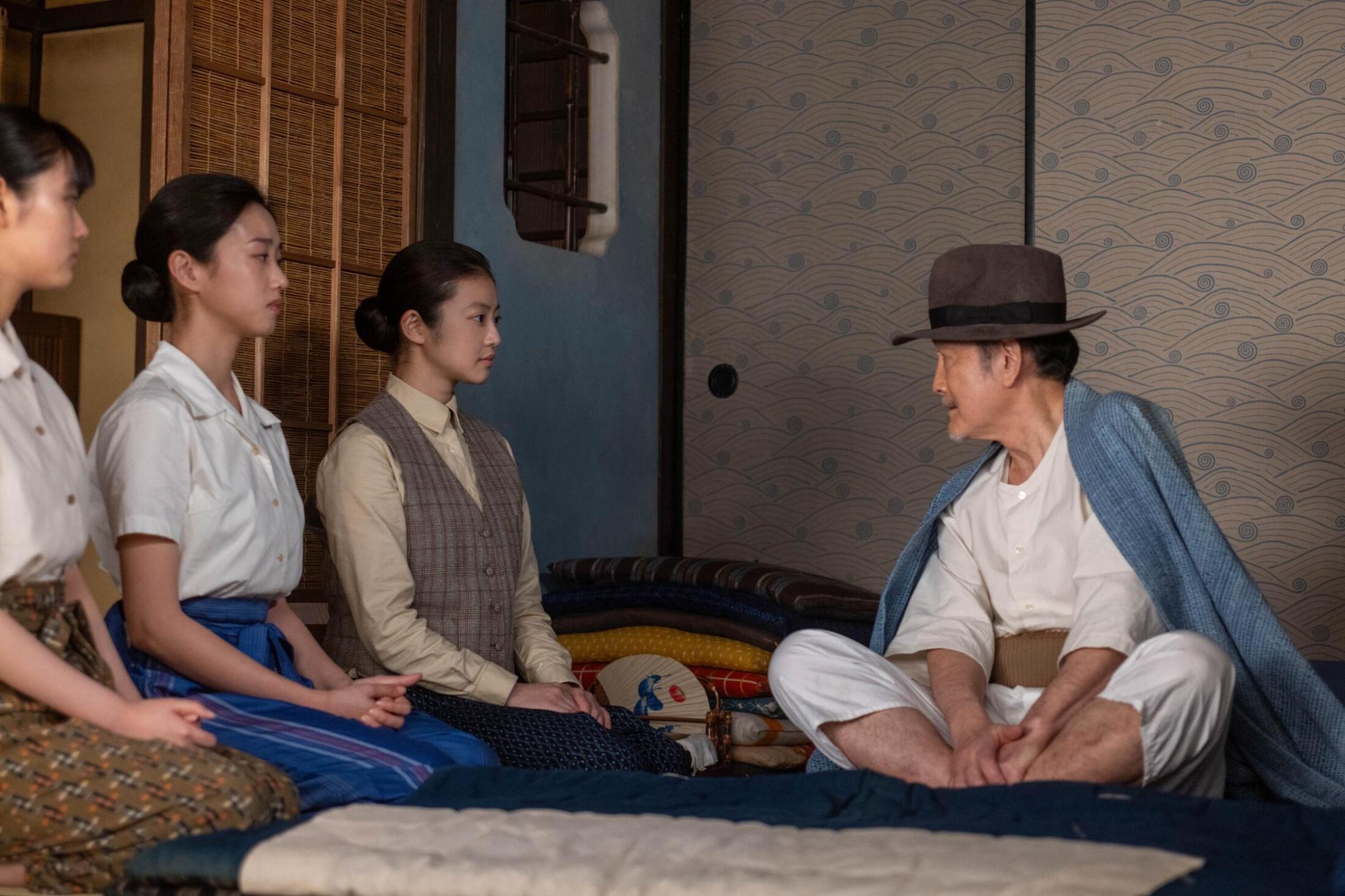 NHK連続テレビ小説『あんぱん』のロゴと、穏やかな笑顔の主人公のぶ（今田美桜）と祖父・釜次（吉田鋼太郎）