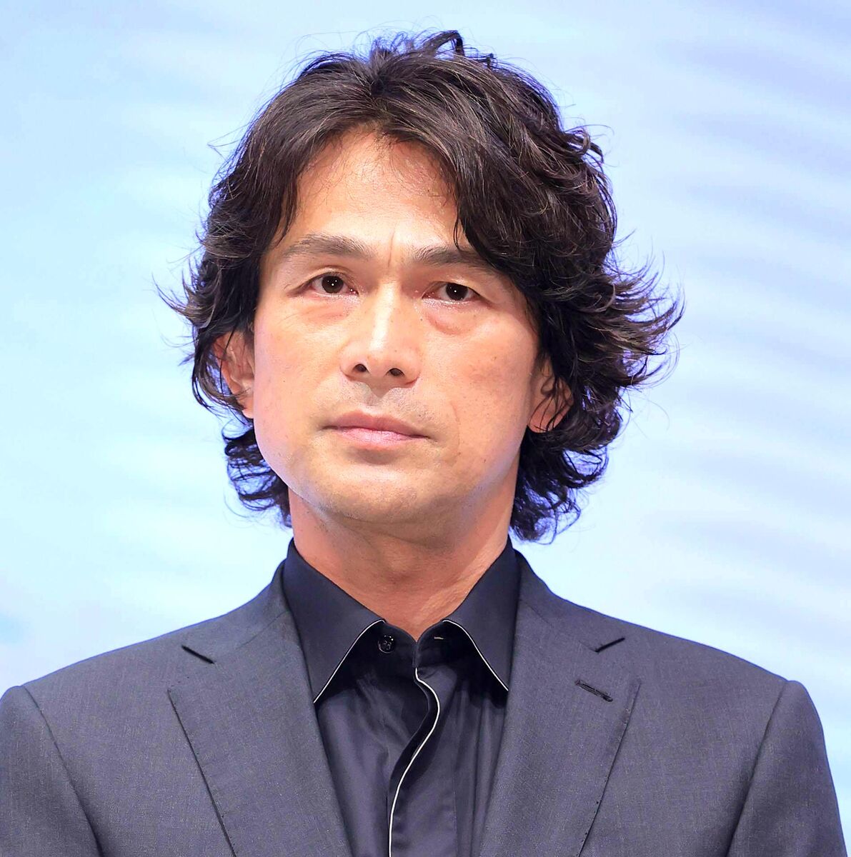俳優の江口洋介がTBS系「王様のブランチ」に映画『TOKYO MER』のピンクのユニフォーム姿で生出演。57歳とは思えぬ若々しさと魅力で視聴者を魅了した。