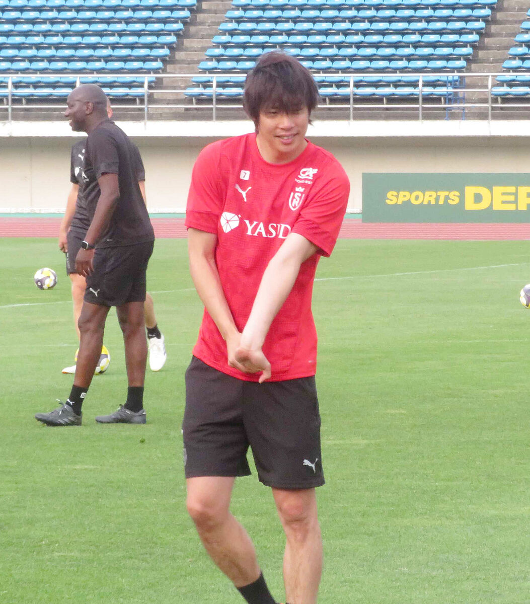 日本ツアー中のSランス 山形戦の前日練習に日本代表FW中村敬