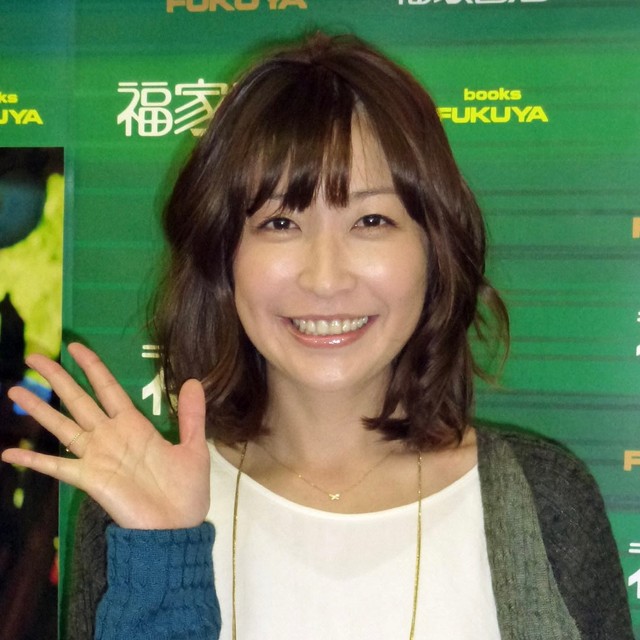 小野真弓が「週刊大衆」表紙で披露したオフショルダーの青いミニドレス姿。アコム娘時代と変わらぬスタイルにファンが驚きを隠せない様子。