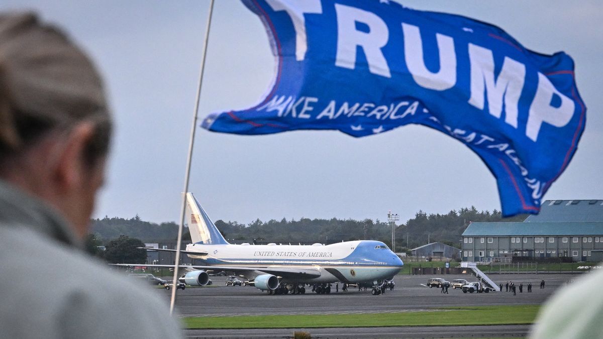 スコットランドの空港に到着したトランプ氏の専用機を歓迎する支持者らの旗