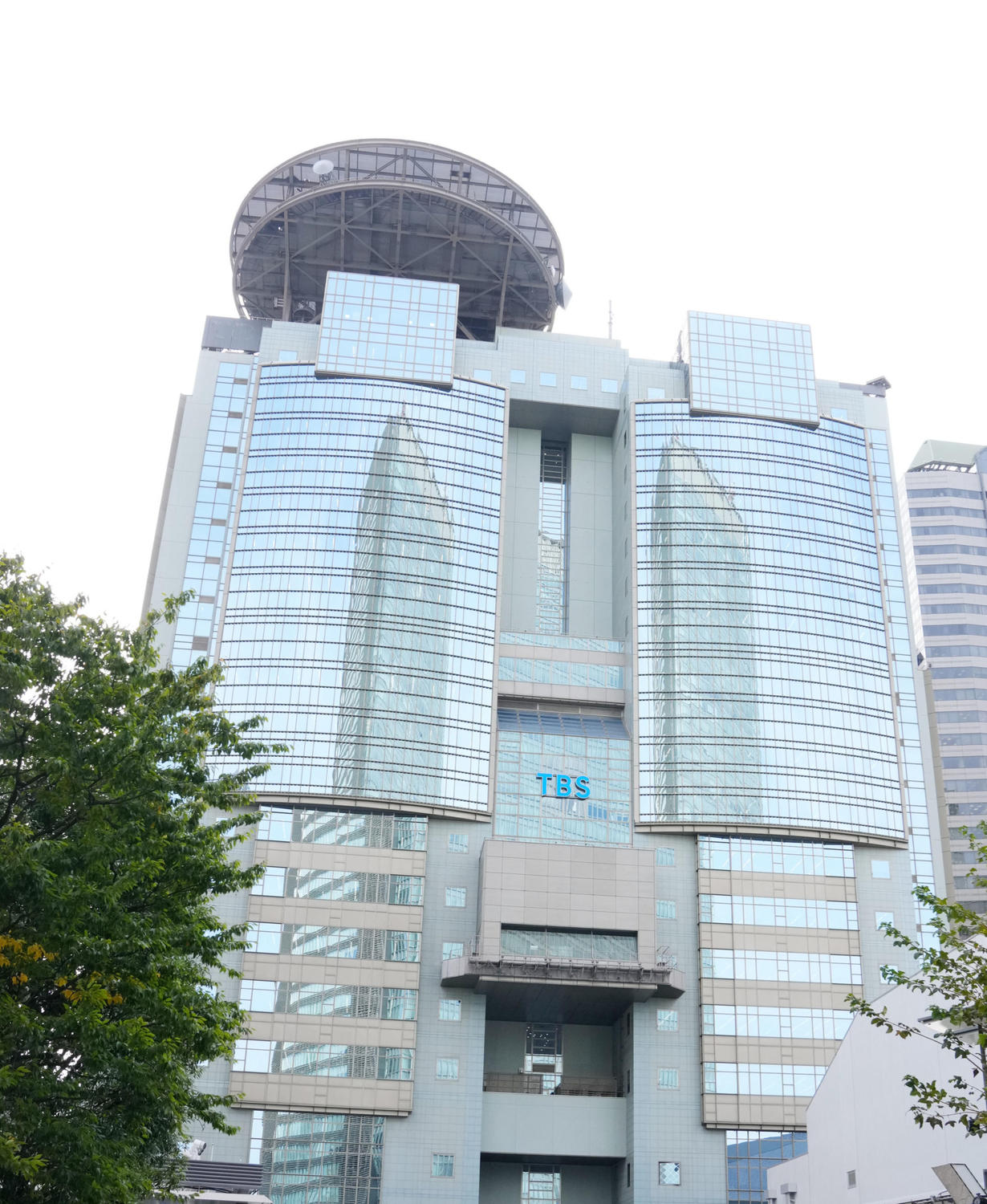 TBS本社の外観、メディアと政治の関係性を示す象徴的な画像