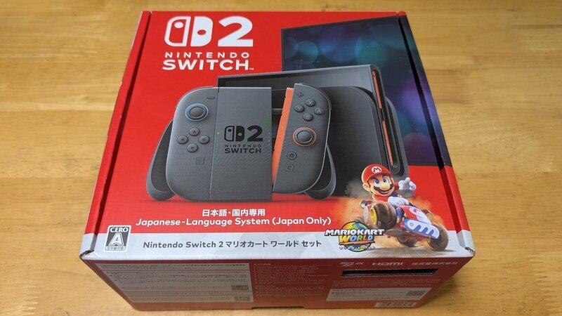 ニンテンドースイッチ2のパッケージが店舗の陳列棚に並べられている様子。品薄状態が続く中で、ついに店頭に現れた新型ゲーム機の姿。