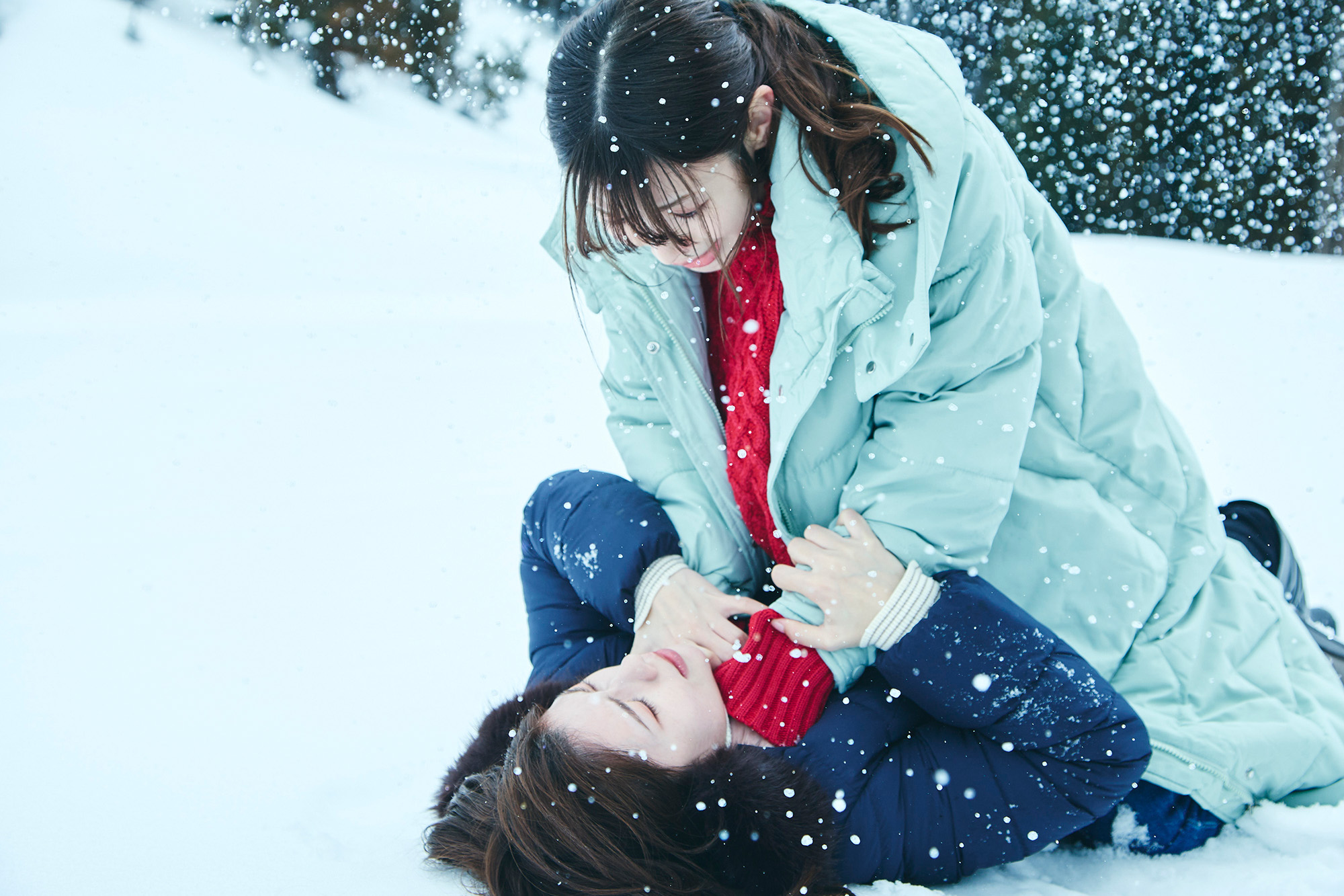 小芝風花演じる美紗（右）と白石聖演じる麗奈（左）が向き合う緊迫したシーン