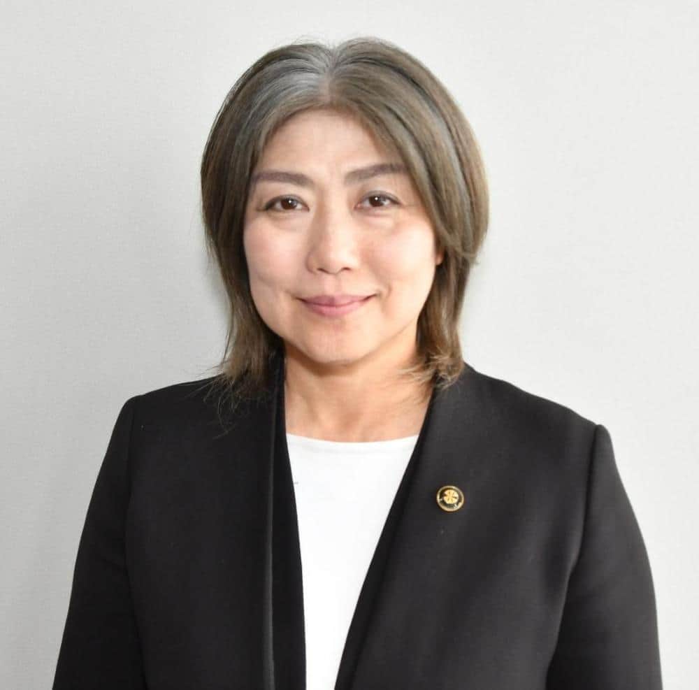 伊東市のウェブサイトに掲載された田久保真紀市長の肖像写真。伊東市政の混乱の中心人物。